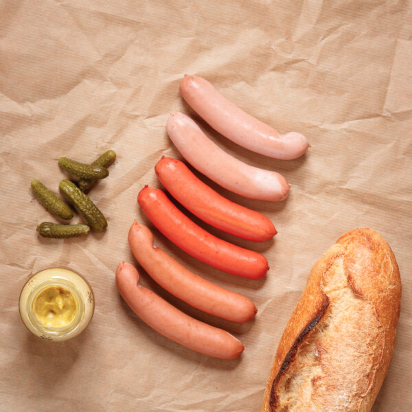assortiment de knack de canard mis en scène avec du pain moutarde et cornichons