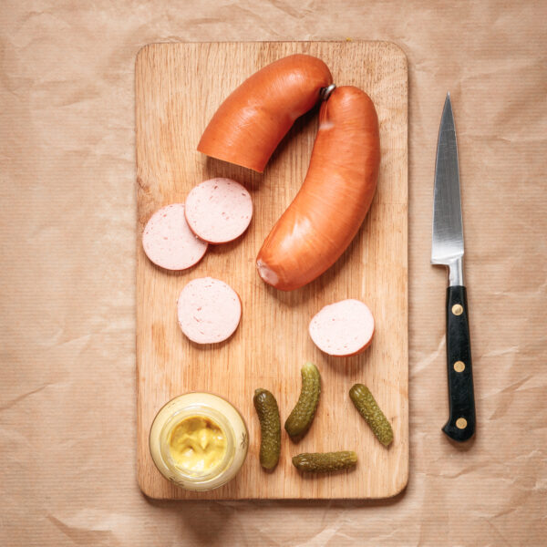 2 cervelas de canard sur planche avec condiments