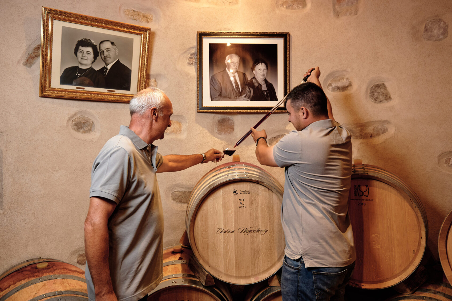 famille klein du chateau wagnbourg qui goute un vin d'une barrique