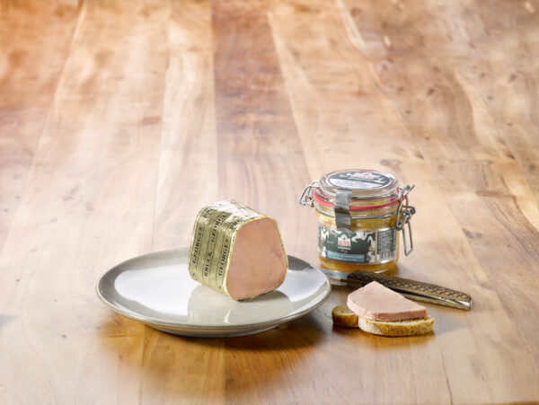 bloc de foie gras sur assiette avec le bocal