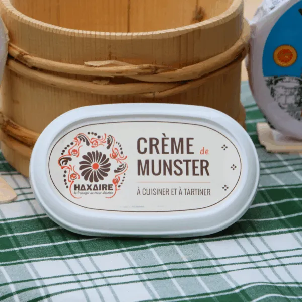 pot de crème de munster sur nappe verte