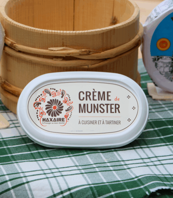 pot de crème de munster sur nappe verte