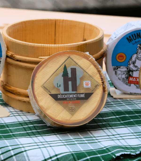 boite du H de chez haxaire devant pot de crème en bois