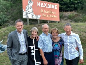 famille haxaire devant leur magasin à lapoutroie