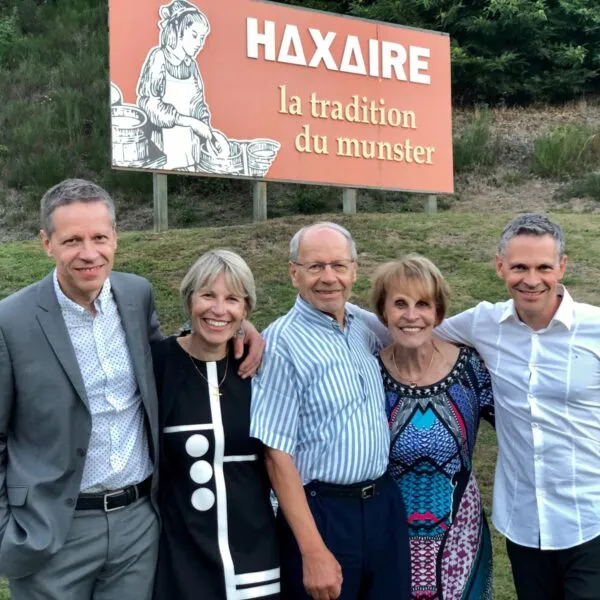 famille haxaire devant leur magasin à lapoutroie