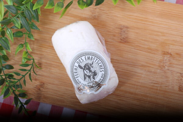 buchette de chèvre frais sur planche bois