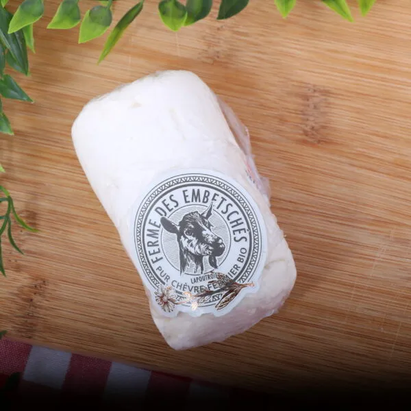 buchette de chèvre frais sur planche bois
