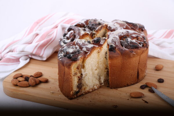 gâteau entier et tranche qui ressort du chinois aux amandes