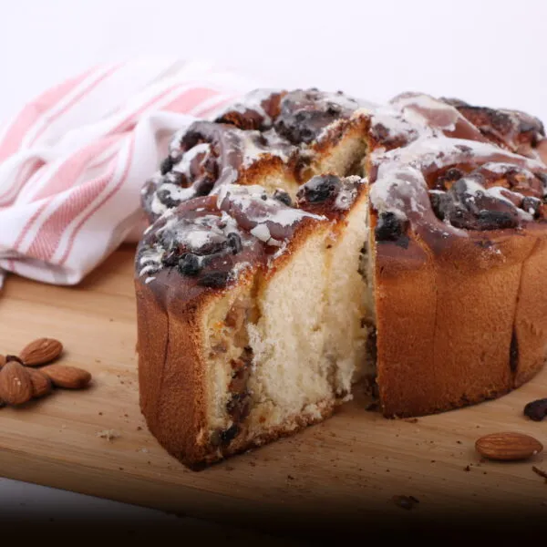 gâteau entier et tranche qui ressort du chinois aux amandes