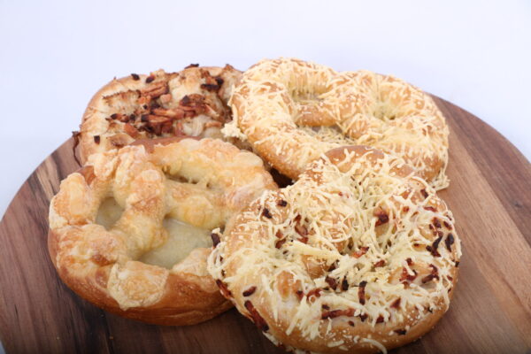 4 bretzel d'alsace sur planche ronde