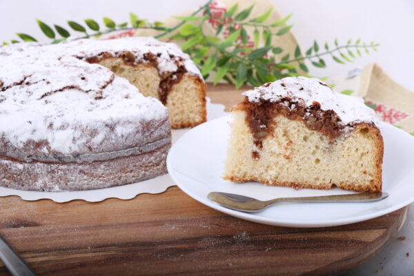 gâteau à la cannelle en fond et part sur une assiette