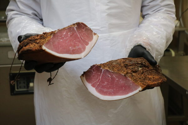 jambon cru paysan coupé en 1 et présenté par le charcutier
