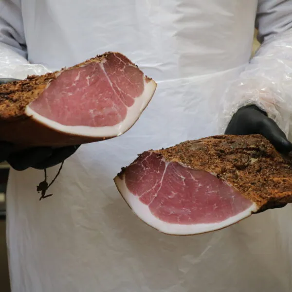 jambon cru paysan coupé en 1 et présenté par le charcutier