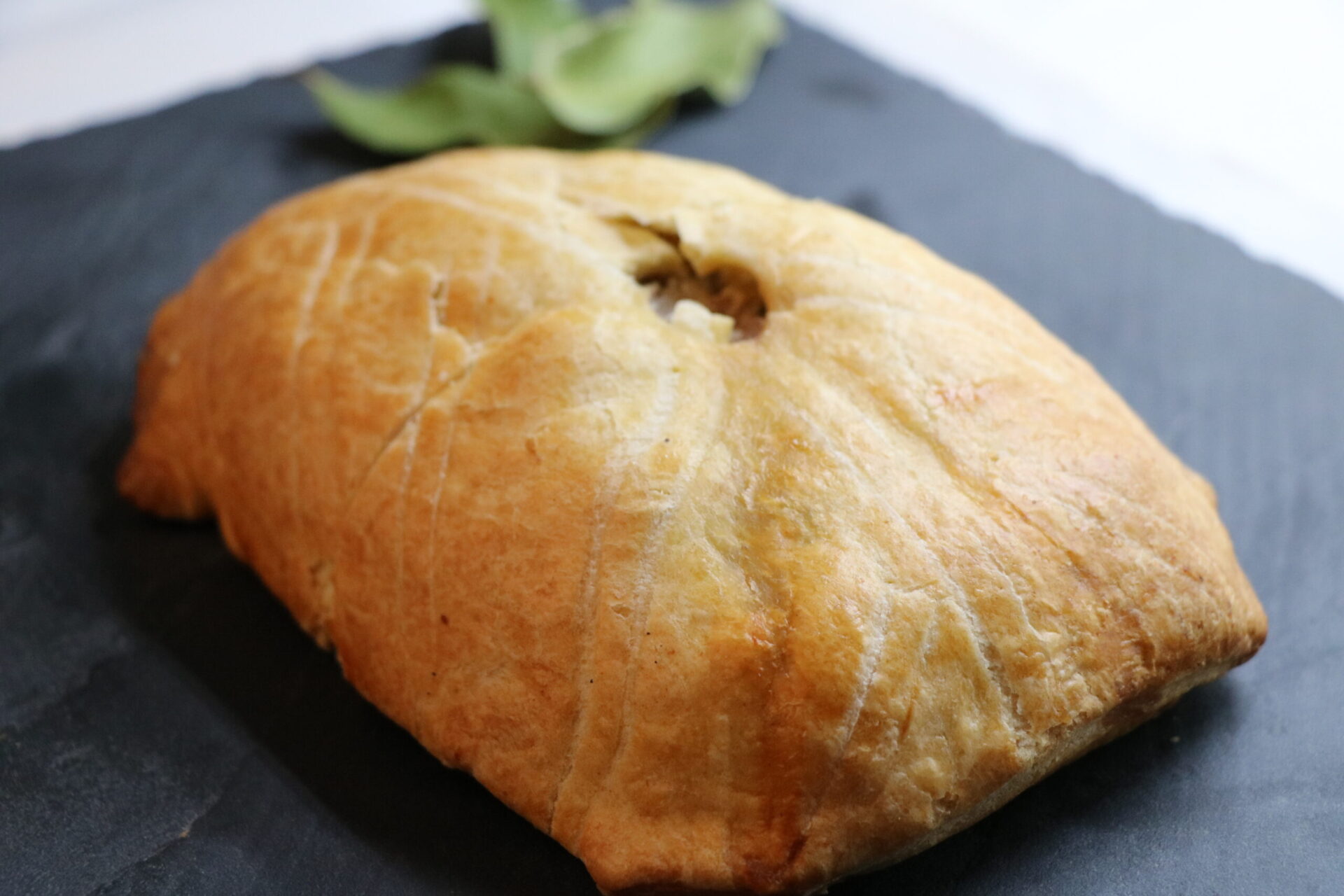 photo de 3/4 d'un pâté lorrain sur ardoise