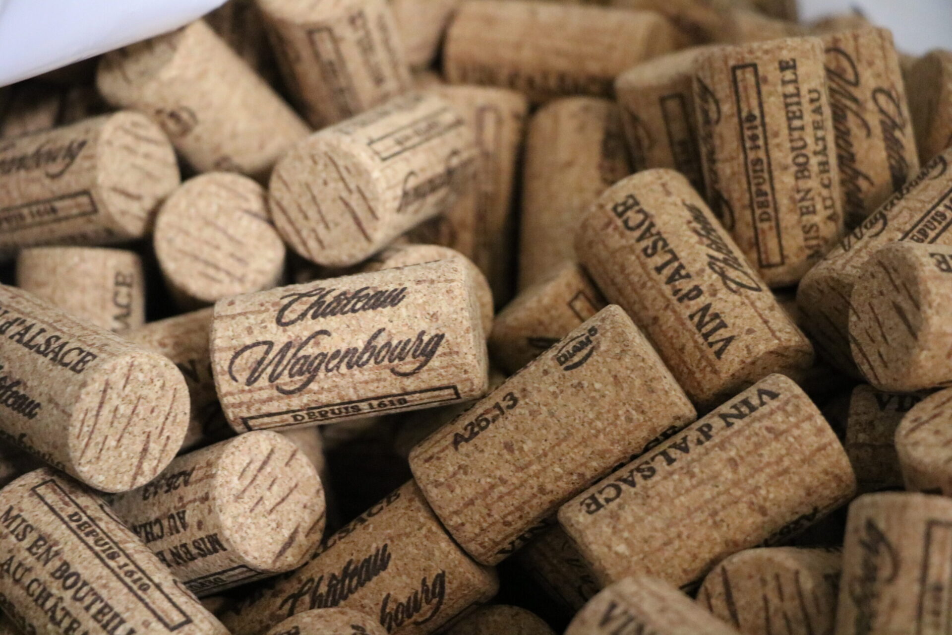 seau de bouchons de vin en liège