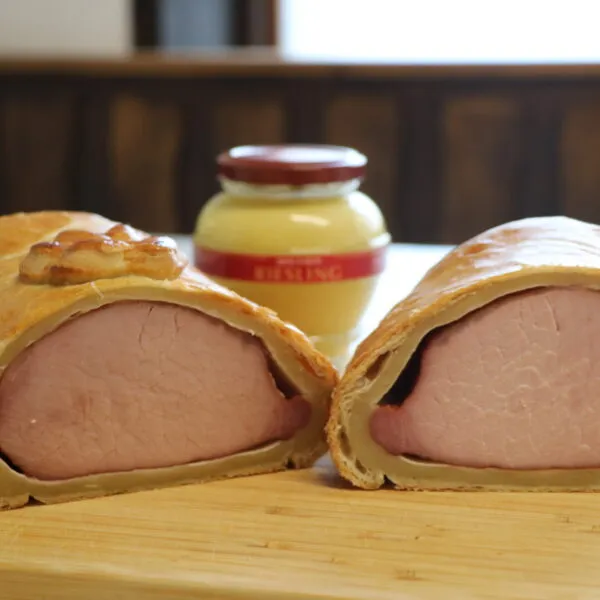 kassler en croute coupé en 2 avec pot de moutarde en arrière plan
