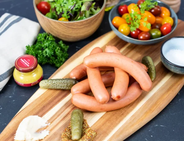 planche avec cornichons et saucisses de Strasbourg
