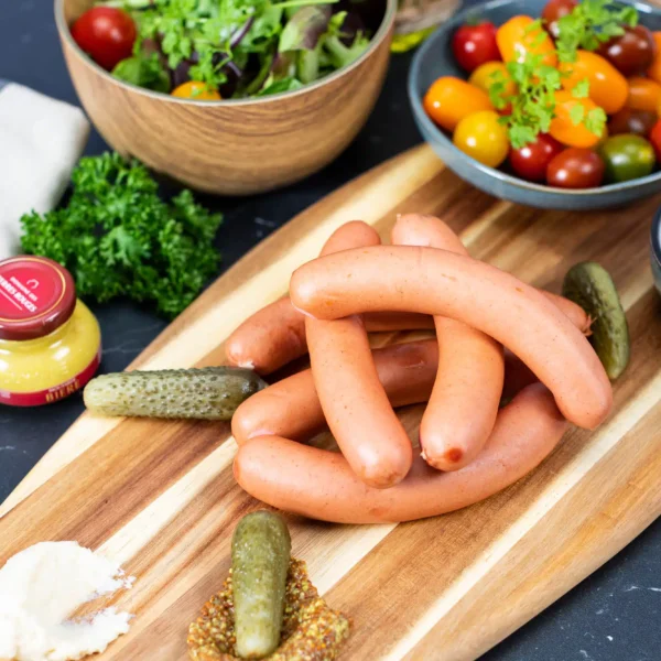 planche avec cornichons et saucisses de Strasbourg