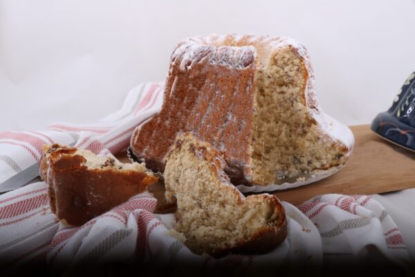 kougelhopf salé sur planche et nappe alsacienne