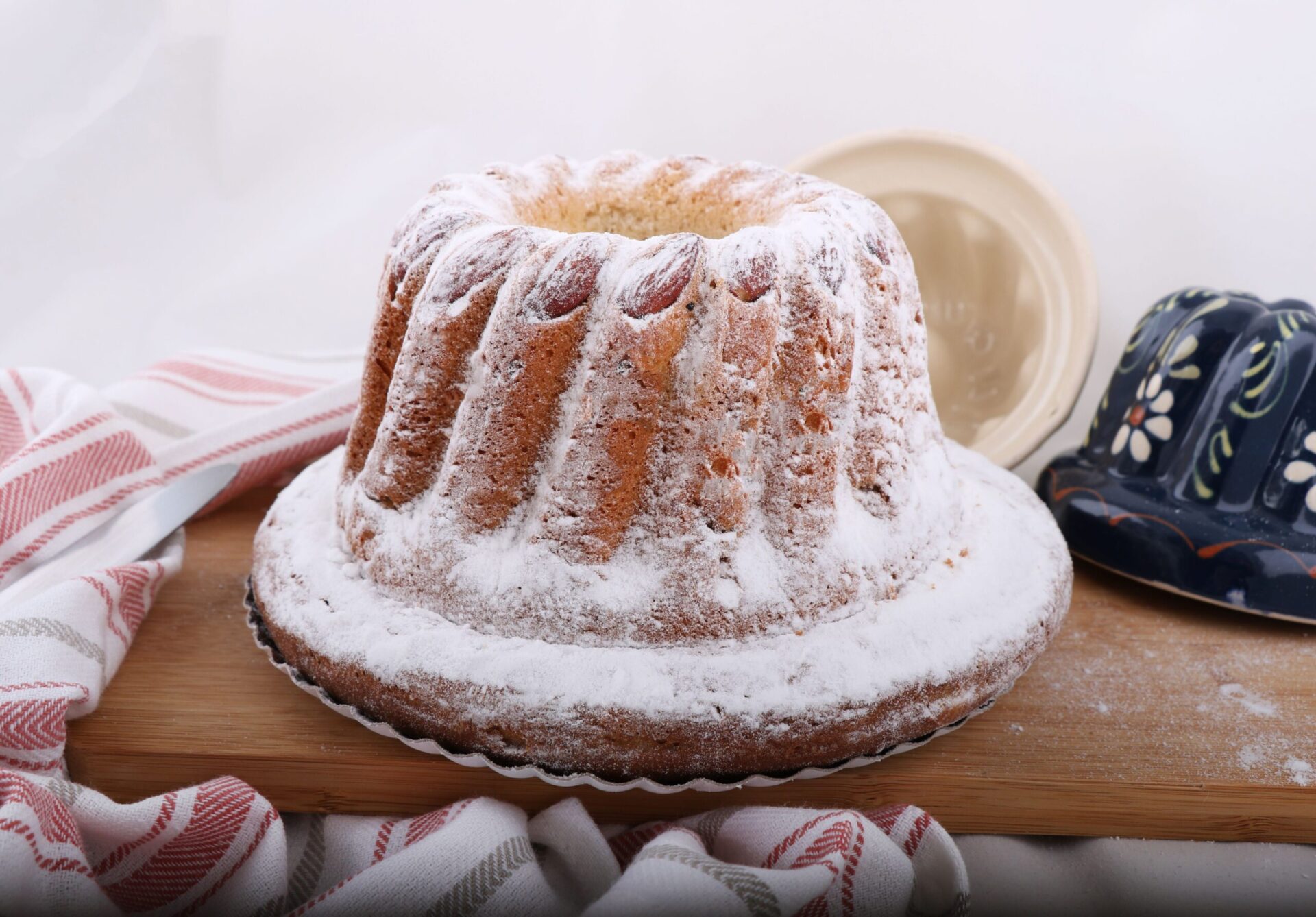 kougelhopf frais sucré avec moule a kougelhopf en fond
