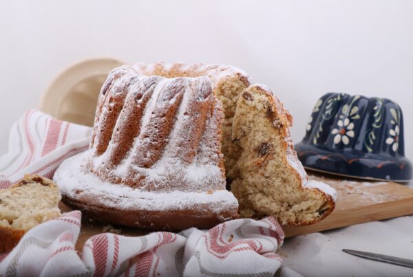 tranche de kougelhopf avec moule à kougelhopf traditionnel en arrière