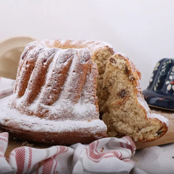 tranche de kougelhopf avec moule à kougelhopf traditionnel en arrière