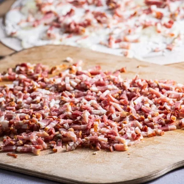 lardons sur planche à tarte flambée