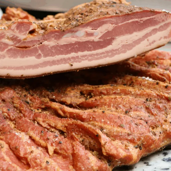poitrine de porc fumée cuite superposée