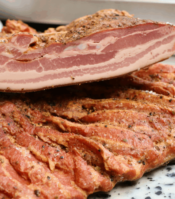 poitrine de porc fumée cuite superposée