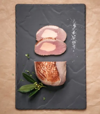 magret fumé cuit fourré au foie gras sur ardoise