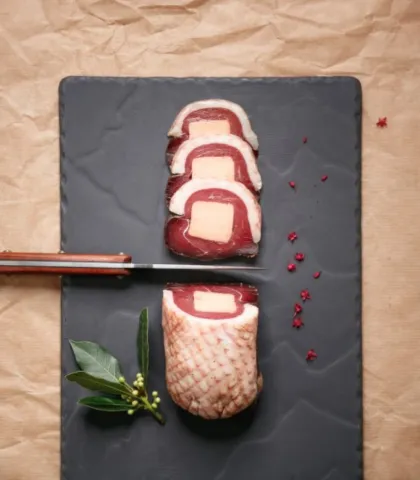 magret séché fourré au foie gras sur planche ardoise