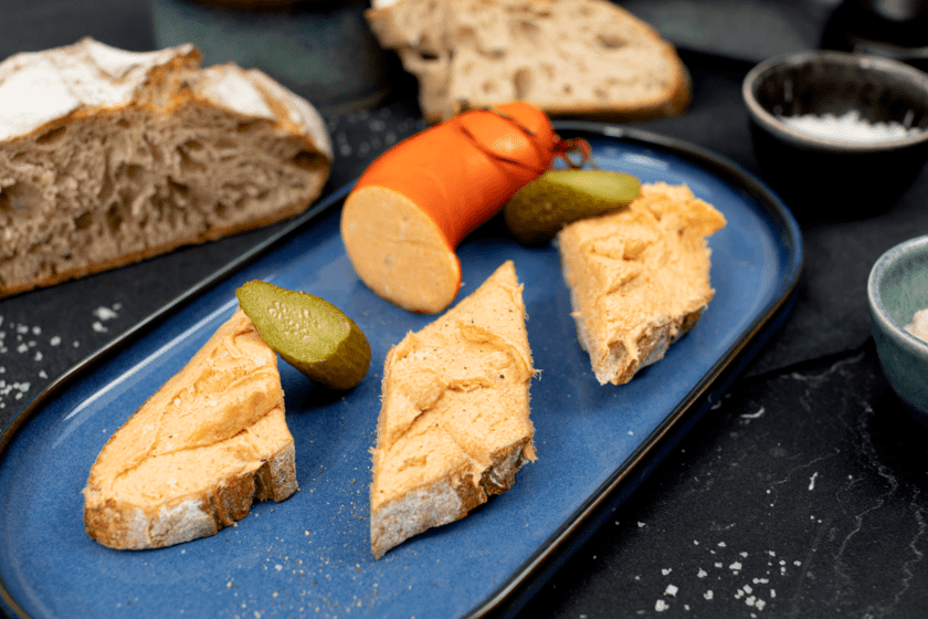 mettwurst et morceau de pain tartinés
