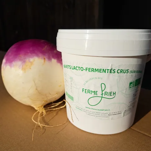 seau de navets salé crus avec un navet entier