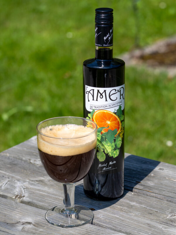 bouteille amer bière avec un verre