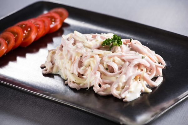 salade vigneronne sur assiette noire