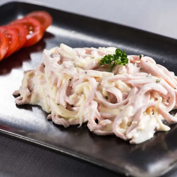 salade vigneronne sur assiette noire