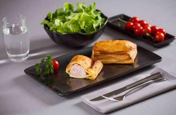2 friands à la viande avec 1 coupé en 2