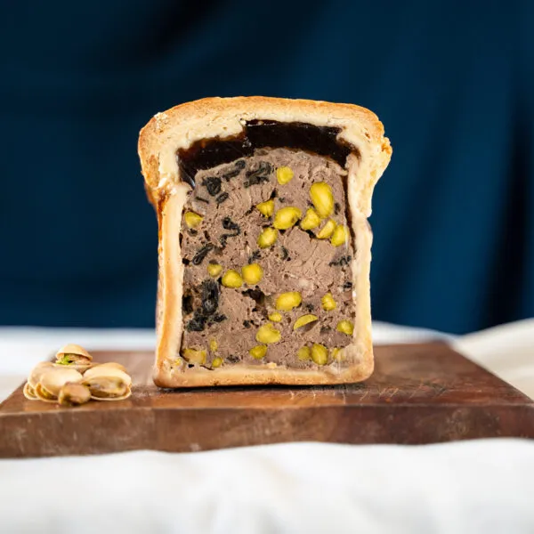 tranche de pâté en croûte de gibier sur une planche