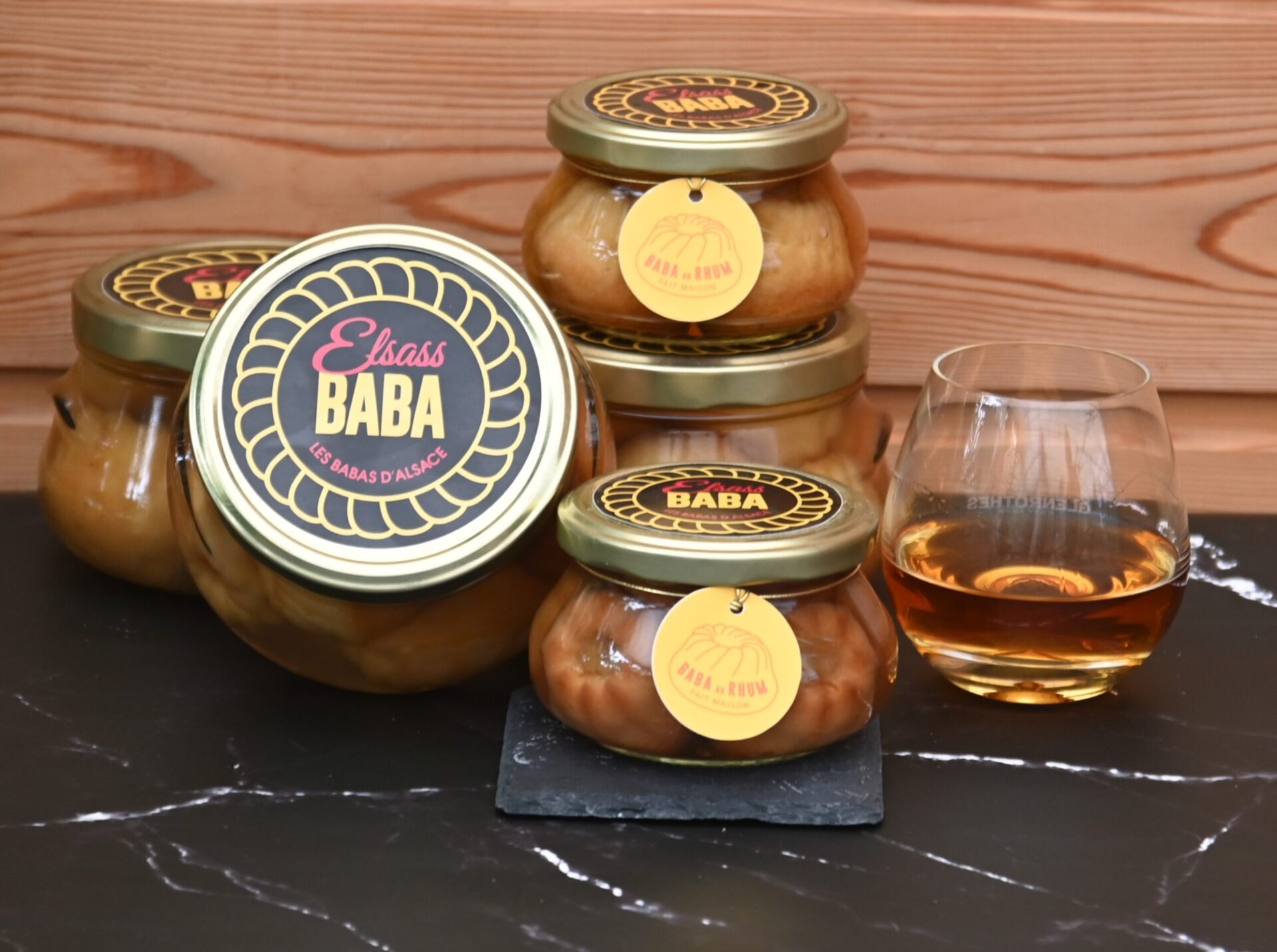 plusieurs pots de baba au rhum d'alsace