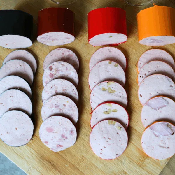 planche avec morceaux et grosses tranches des roulades d'Alsace