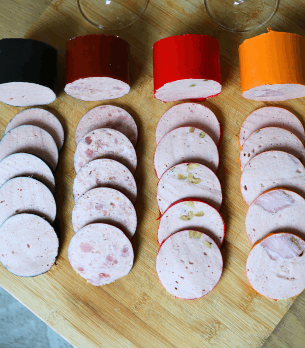 planche avec morceaux et grosses tranches des roulades d'Alsace