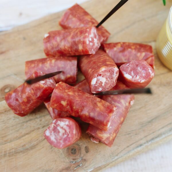 plusieurs bouts de saucisse à croquer