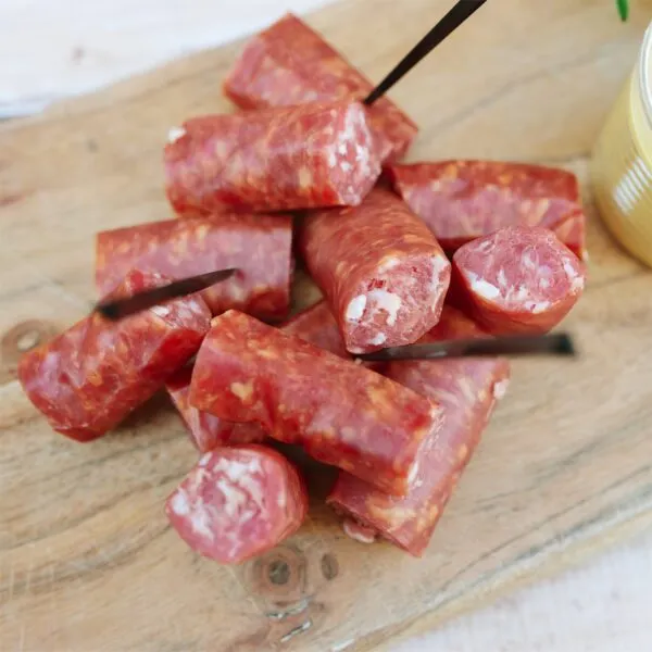 plusieurs bouts de saucisse à croquer