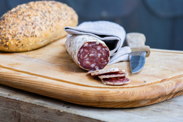 saucisson sanglier nature sur planche avec pain et coureau