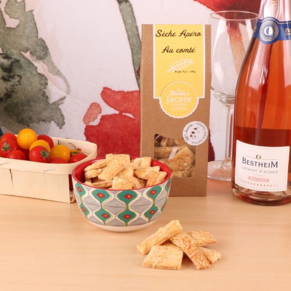 bol de sèche comté, bouteille crémant rosé bestheim et barquette de tomates cerises
