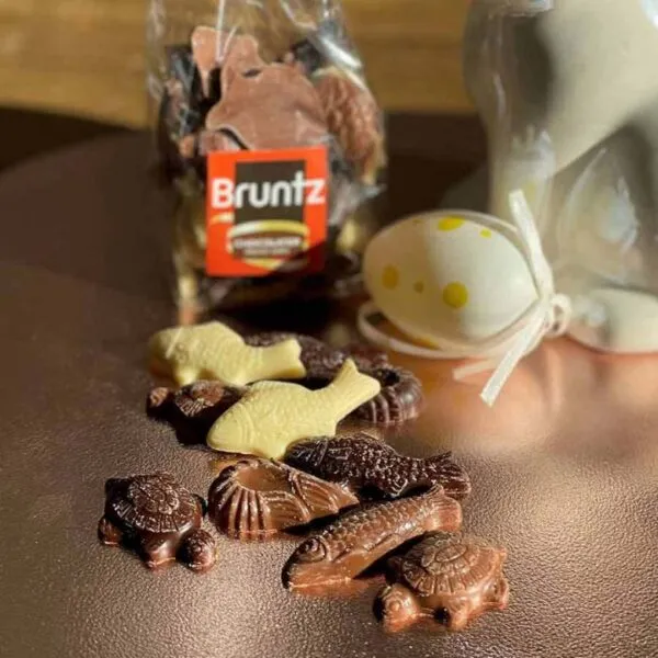sachet de fritures assortis avec des chocolats sur la table