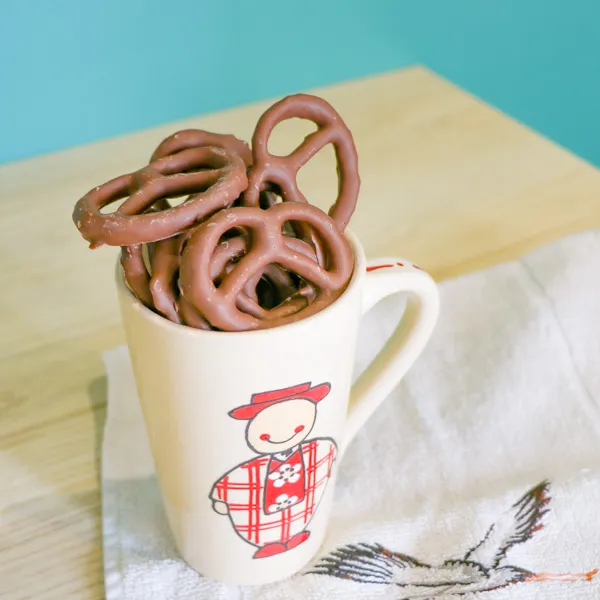 tasse alsacienne avec bretzels enrobés chocolat à l'intérieur