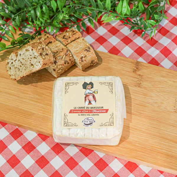 carré brasseur dans son emballage sur planche avec morceau de pain et nappe alsacienne