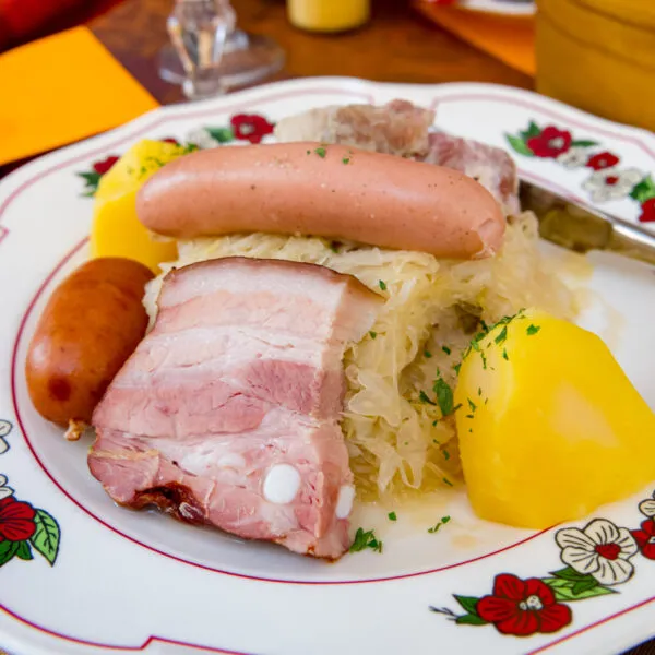assiette de choucroute garnie
