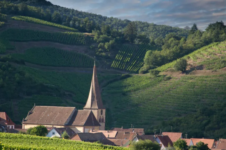 photo du village de Hunawihr et cloché vrillé de l'église